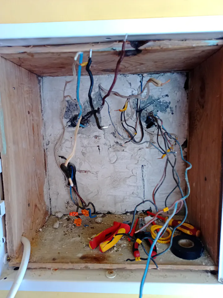 Przewody instalacji elektrycznej przed uporządkowaniem rozdzielnicy