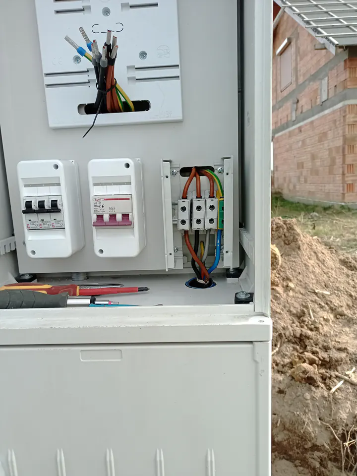 Rozdzielnica elektryczna podczas podłączania przewodów