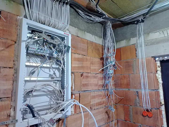 Okablowanie instalacji elektrycznej w trakcie prac montażowych